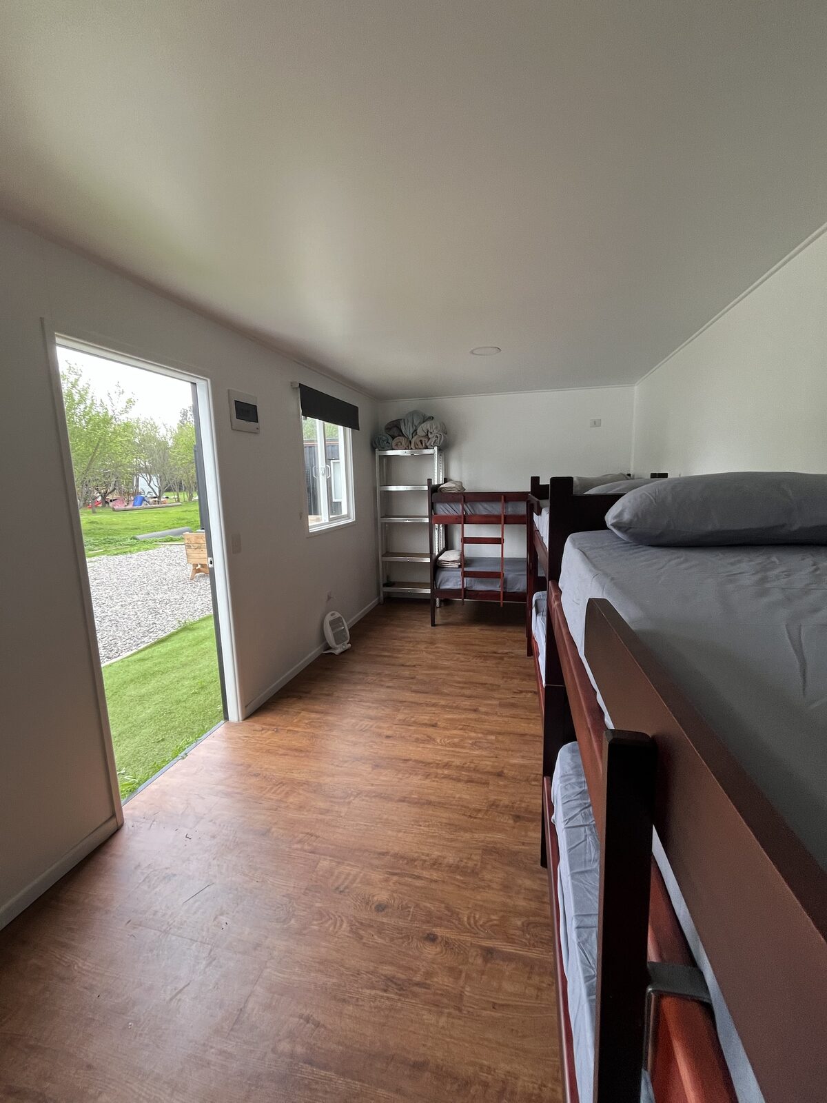 Habitación con camarotes — vista hacia la puerta