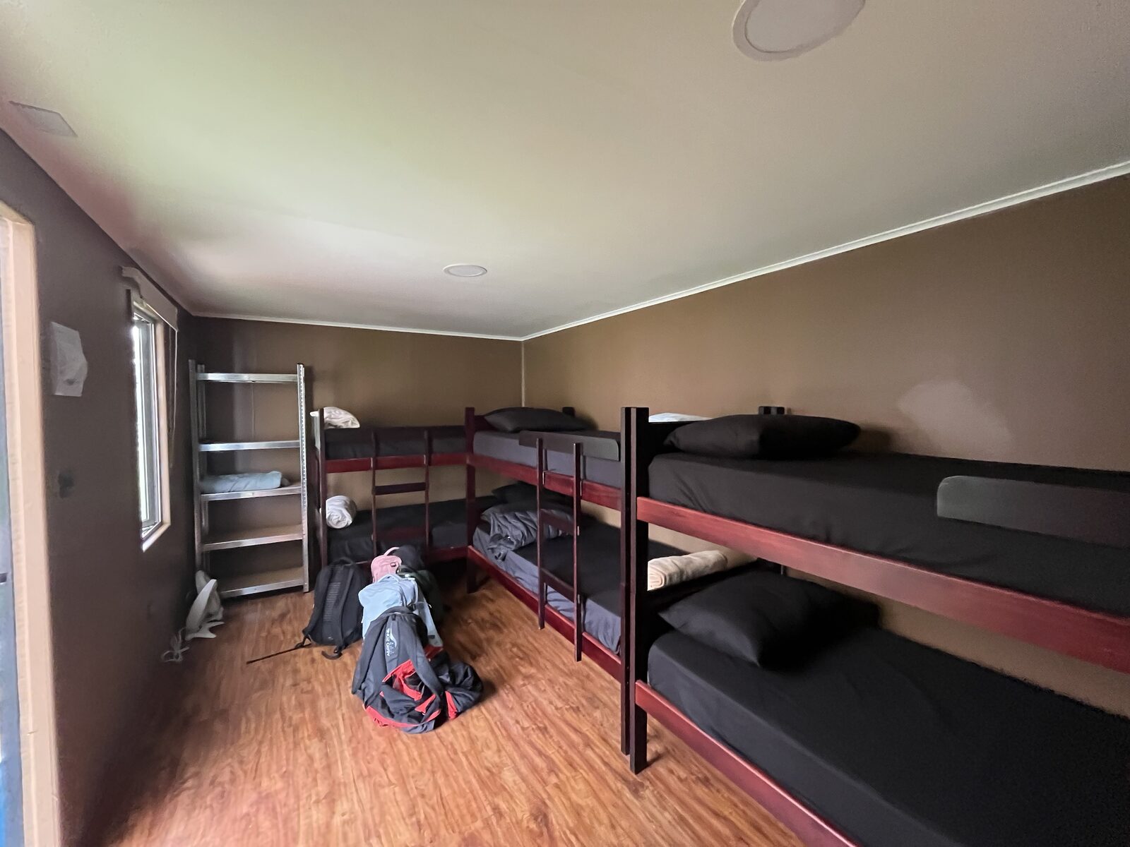 Habitación con camarotes — delegación instalándose