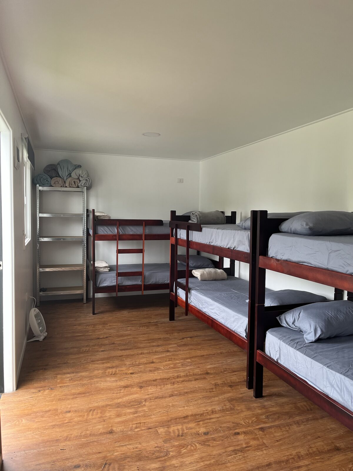 Interior de habitación con camarotes